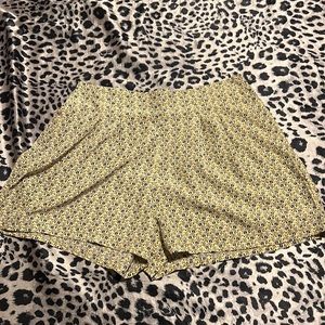 🆑FINAL PRICE‼️ Sweet rain large yellow shorts with little flowers